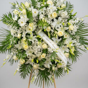Corona funebre Candore Eterno – composizione di fiori freschi bianchi di stagione.