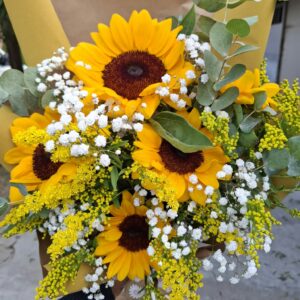 Bouquet Raggio di Sole con 5 girasoli freschi, gypsophila bianca e verde di stagione